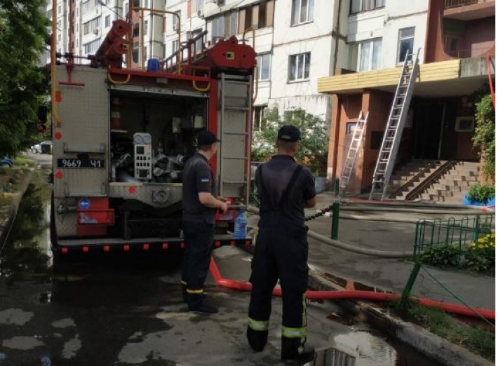 В Киеве десятки пожарных гасили возгорание в квартире в многоэтажке: фото
