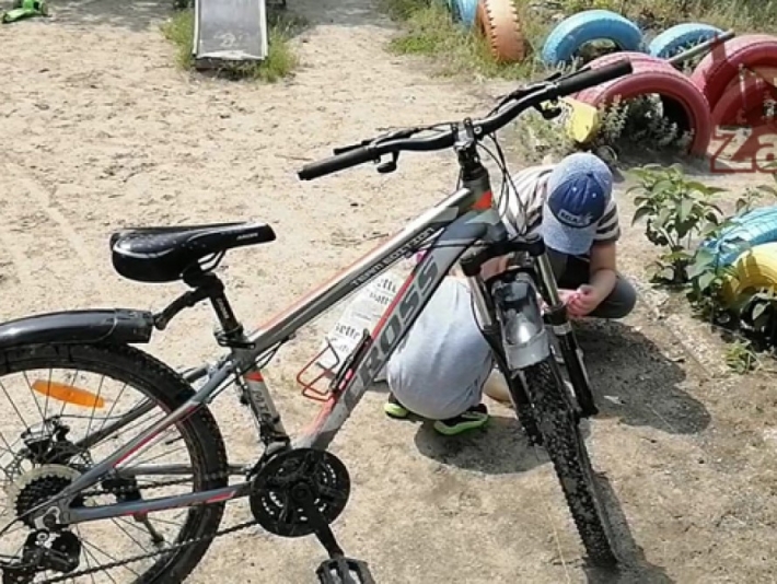 В Запорожье у подростка украли велосипед - вор попал на камеру