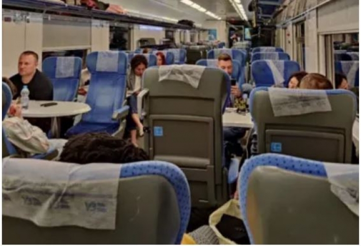 В Украине пассажиры поезда стали невольными "заложниками": фото