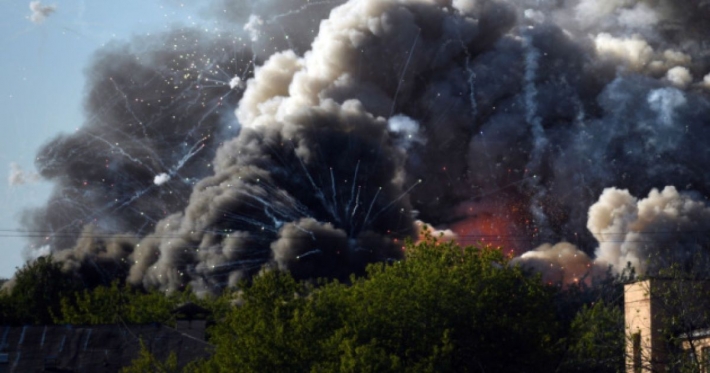 В центре Москвы горит склад с пиротехникой: слышны взрывы (фото, видео)
