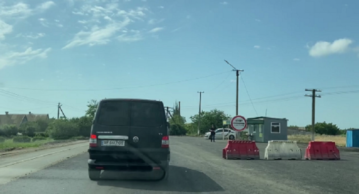 Пьяные пассажиры по дороге в Кирилловку устроили цирк на полицейском посту (видео)