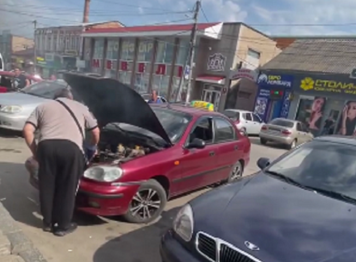 В Мелитополе из-за беспечности водителя загорелась машина (видео)