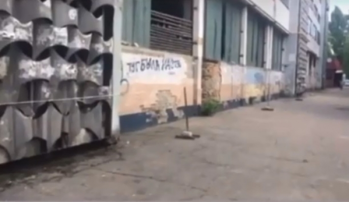 В Мелитополе с заброшенного завода людям на голову валится стекло (видео)