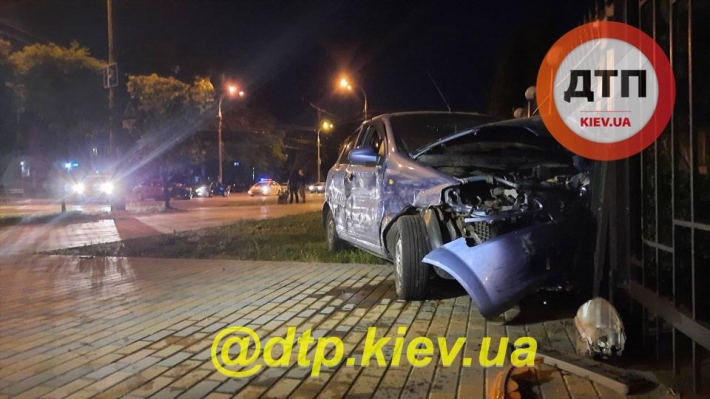 В Киеве водитель вылетела на тротуар и врезалась в забор: фото аварии