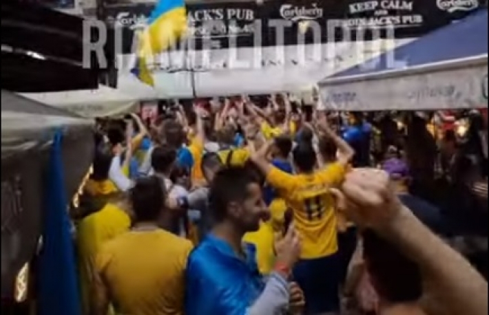Болельщики из Мелитополя спели гимн Украины в центре Бухареста (видео)