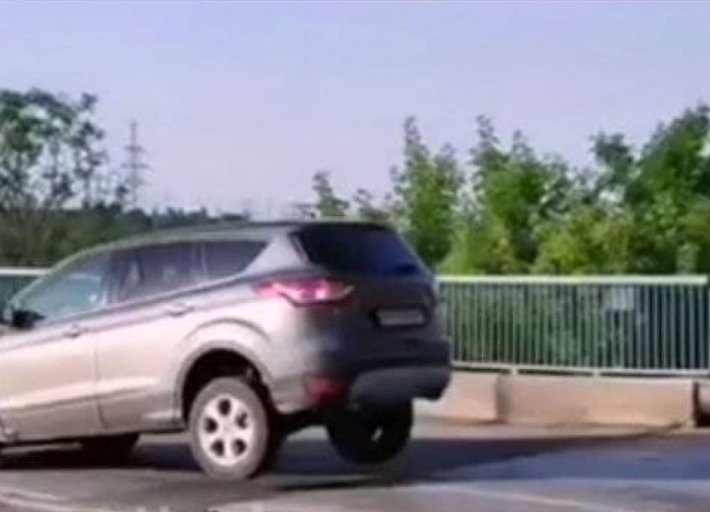 В Запорожье на Арочном мосту появился "трамплин" для авто (видео)