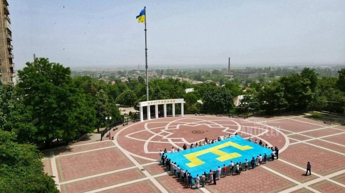 В Мелитополь привезли огромный крымскотатарский флаг (фото)