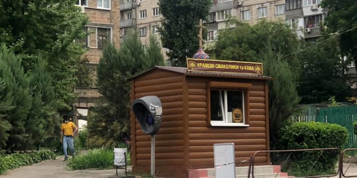 Апогей кофейного бизнеса: церковные киоски с кофе и вкусняшками насмешили украинцев (фото)