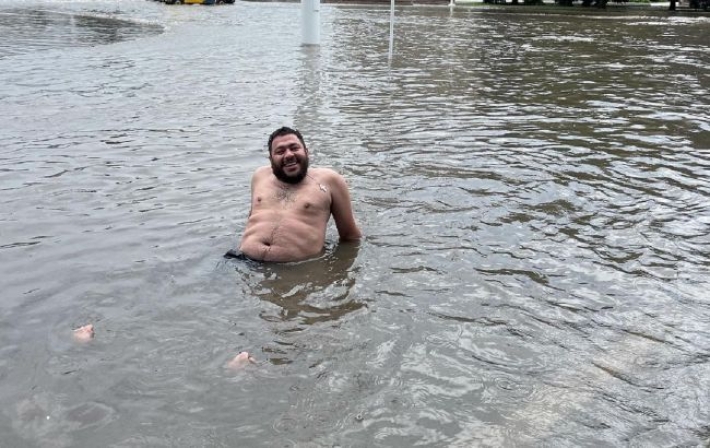 В Измаиле сильный ливень затопил город: мужчина нырял в воду перед мэрией (видео)