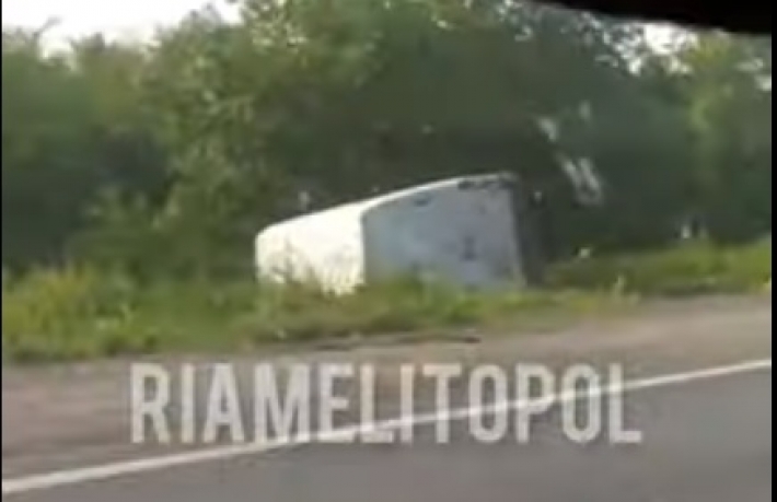 На запорожской трассе автобус слетел с дороги и перевернулся (видео)