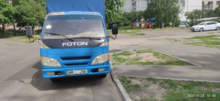 В Киеве "герой парковки" перекрыл сразу две дорожки: фото