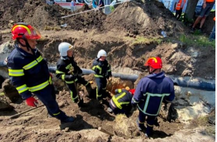 ​В Тернополе произошел смертельный инцидент на стройке - людей засыпало землей: фото