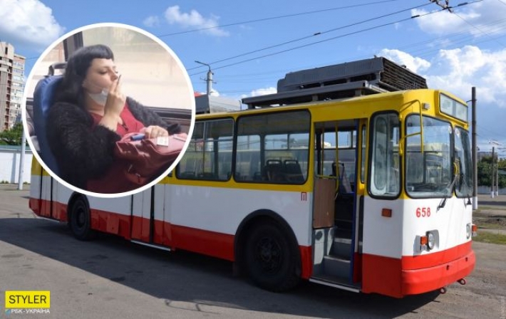 В Одессе женщина улеглась посреди троллейбуса и закурила: эпичное видео