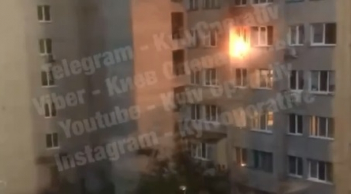 В Киеве из-за "адской" жары в многоэтажке загорелся кондиционер: видео