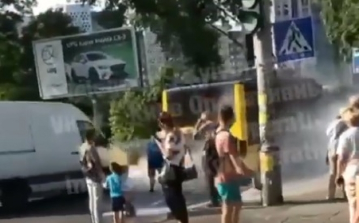В Киеве в час пик вспыхнул троллейбус: видео пожара
