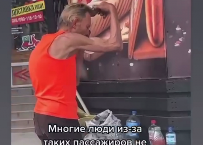 В Мелитополе мужчина на остановке колотил себе «отвертку» и умывался спиртом (видео)