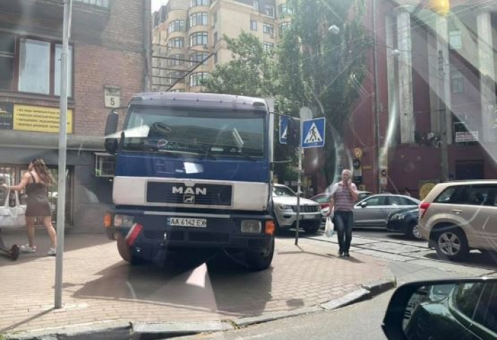 Пусть весь мир подождет: в Киеве водитель грузовика отличился парковкой на перекрестке, фото