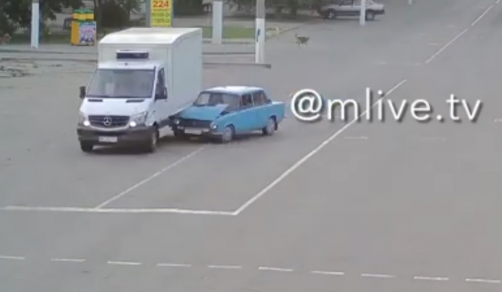 Момент ДТП с перевернувшимся грузовиком в центре Мелитополя попал на камеру наблюдения (видео)