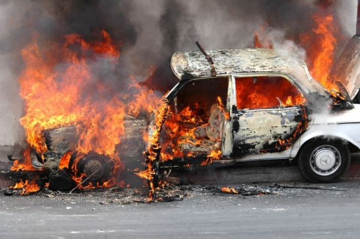"Моя хата скраю": в Киеве у водителя загорелось авто - поведение других участников движения удивило, видео