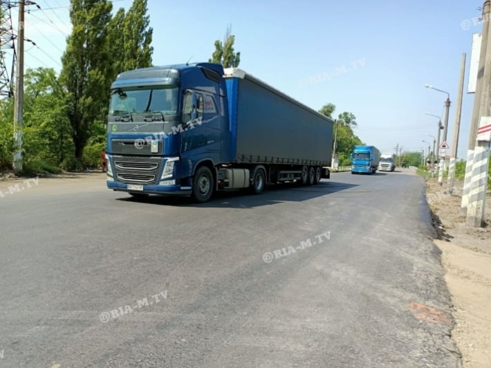 В Мелитополе на Каховском шоссе уже начали укладывать новый асфальт (фото, видео)