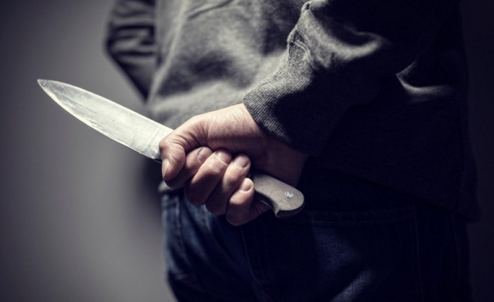 В Запорожье при попытке задержания вор ранил полицейского ножом (фото)