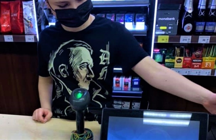 В Запорожье скандал из-за продавщицы в футболке с Гитлером (видео)