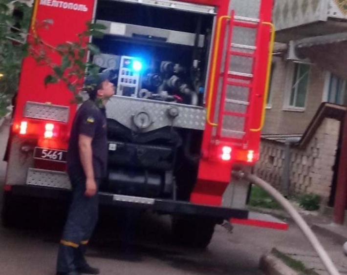 В Мелитополе  парни спасли женщину в горящей квартире (фото, видео)