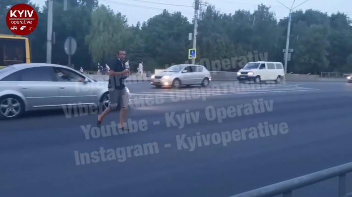В Киеве неадекват выбрал смертельно опасное место для прогулки: видео