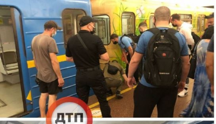 В Киеве под вагон метро упал человек: движение парализовано, фото