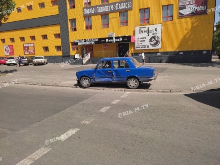 В Мелитополе от удара ВАЗ вылетел на тротуар (фото)