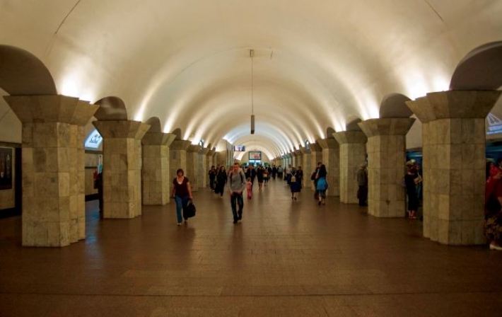 Не самоубийство: появились детали о падении человека в метро Киева (видео)