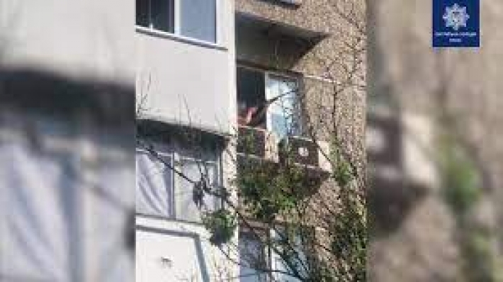 В Киеве мужчина открыл стрельбу из окна многоэтажки - в его квартире копов ожидал "сюрприз": видео