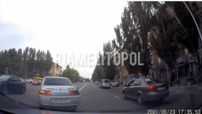 В Мелитополе водитель ВАЗа взял на таран соседнее авто (видео)