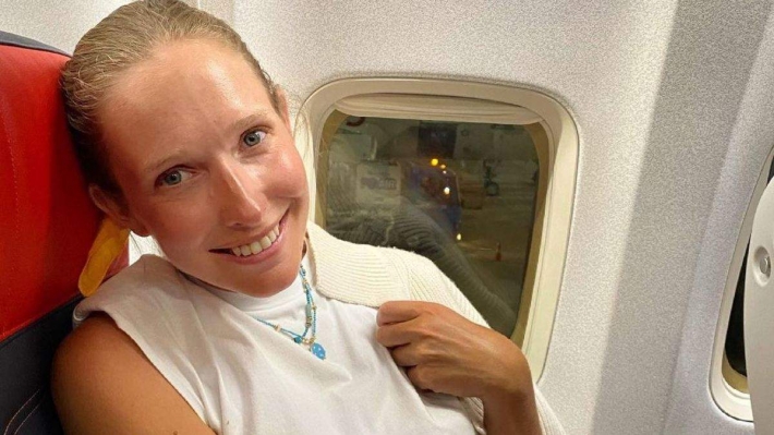Трясет и шатает: самолет с беременной Катей Осадчей попал в ураган