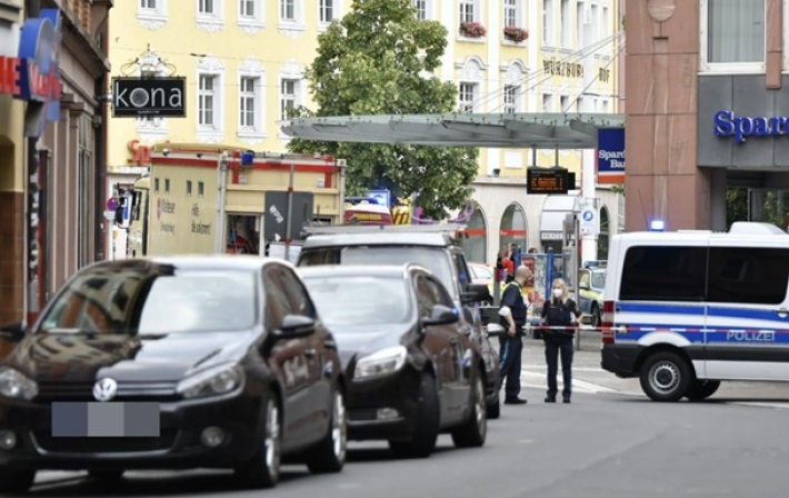 В Германии три человека погибли при нападении неизвестного с ножом (видео)
