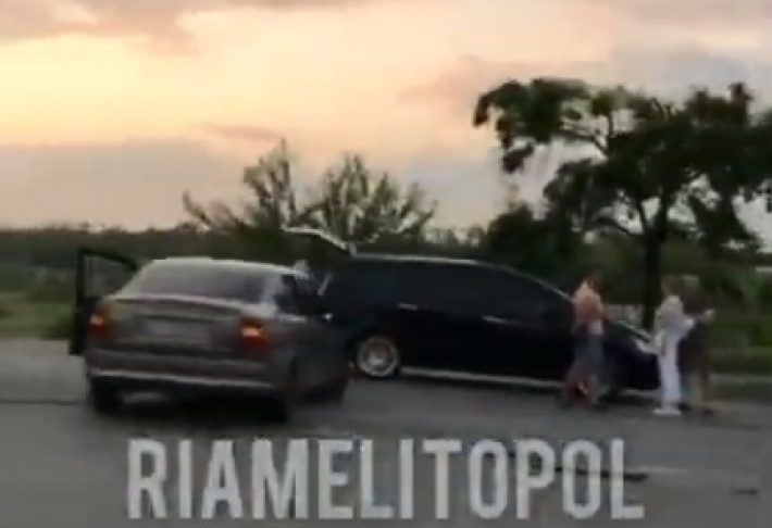 На центральном проспекте в Мелитополе ДТП с участием трех иномарок (видео)