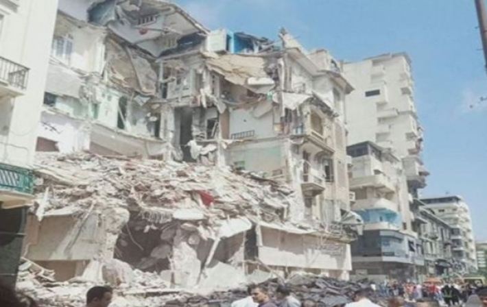 В Египте рухнула часть дома, под завалами люди (видео)
