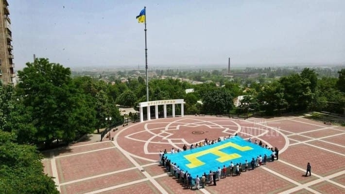 Сегодня в Мелитополе развернут самый большой флаг крымских татар (афиша)