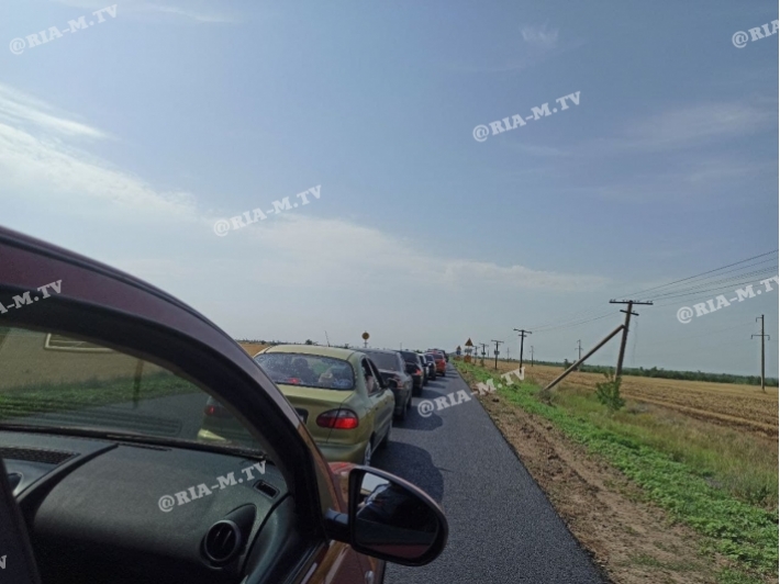 Курортники застряли в километровых пробках на жаре по дороге в Кирилловку (фото, видео)
