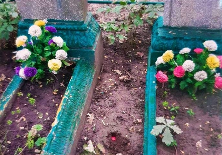 В Запорожье наркокурьер делал закладки прямо на кладбище (фото)