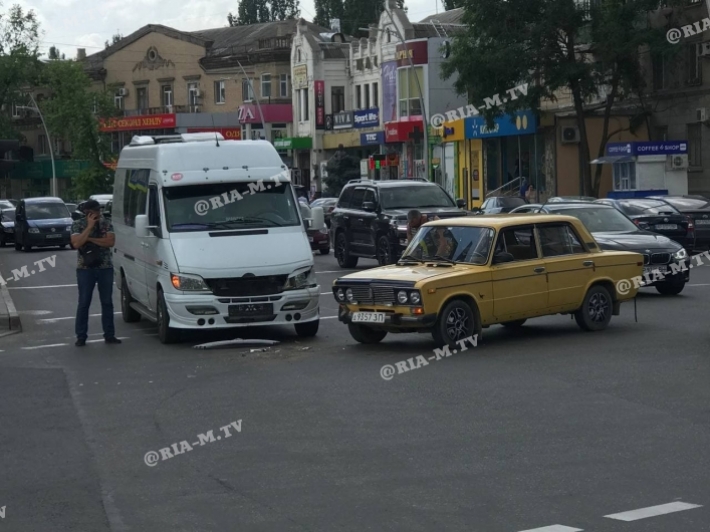 В Мелитополе ВАЗ влетел в микроавтобус Мерседес (фото, видео)
