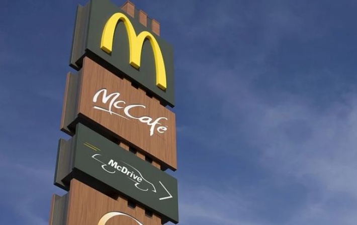 В Харькове мужчина с кастрюлей на голове растрощил McDonald's (видео)