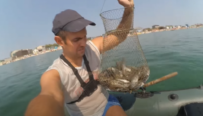 Где в Кирилловке самый лучший клев на удочку показал заядлый рыбак (видео)