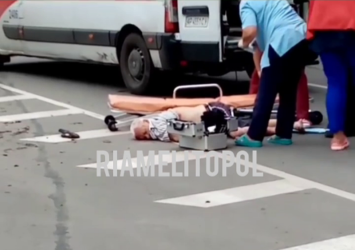 В Мелитополе жуткое ДТП – мужчина без сознания лежит на проезжей части  (видео)
