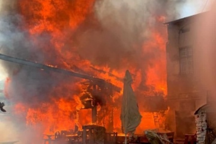Клубы черного дыма видно за километры: в Харьковской области вспыхнул крупный пожар