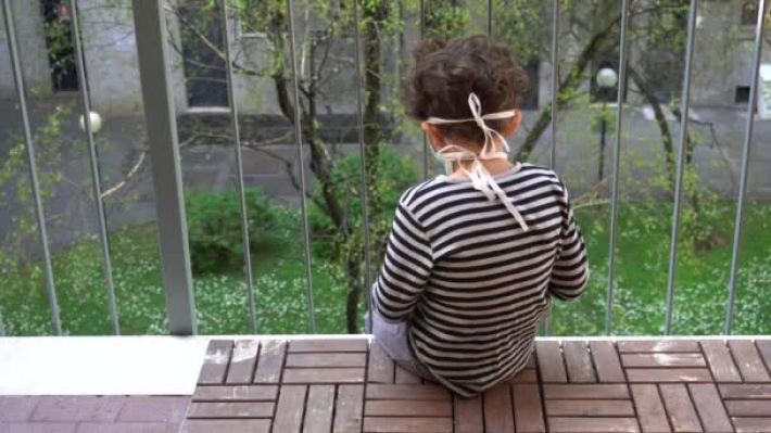 В любой момент может случится трагедия: в сети показали страшное видео с ребенком в Киеве