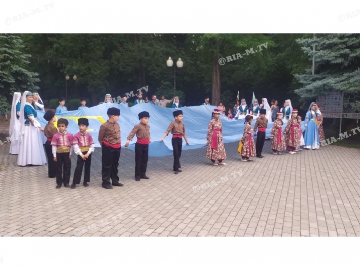 Над Мелитополем взвился крымскотатарский флаг (фото, видео)