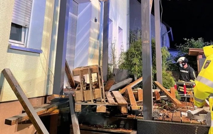В Германии девять человек пострадали при обрушении балкона