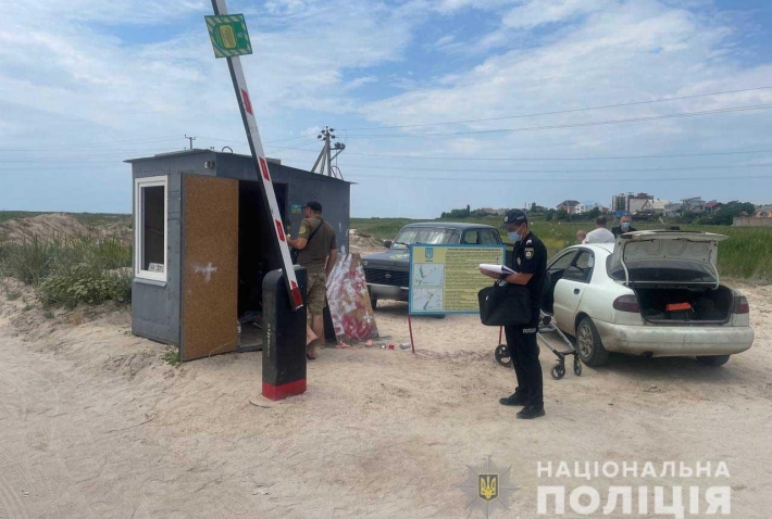 В полиции возбудили уголовное дело по факту установки шлагбаума в Кирилловке (фото)