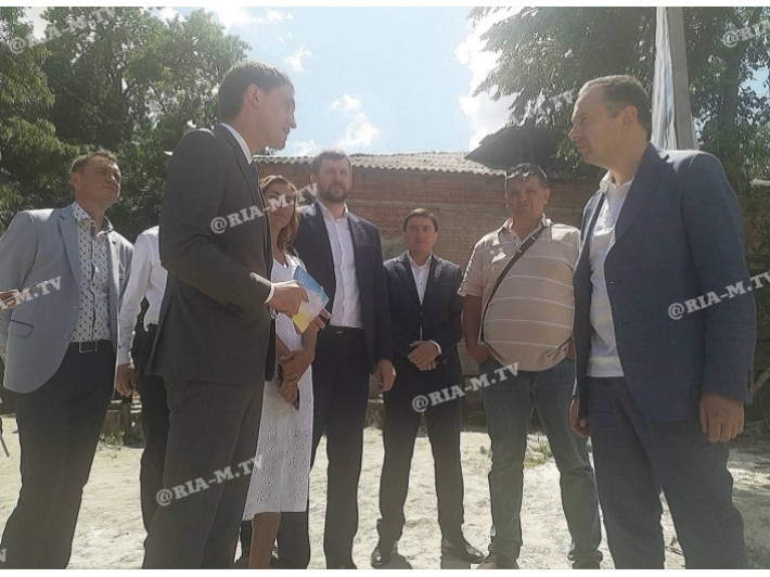 Министр молодежи и спорта Украины лично посмотрел, как в Мелитополе ледовую арену строят (фото, видео)
